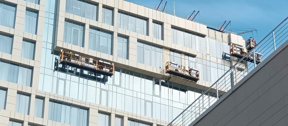 Мойка фасада и остекления высотных зданий стоимость - Черкесск